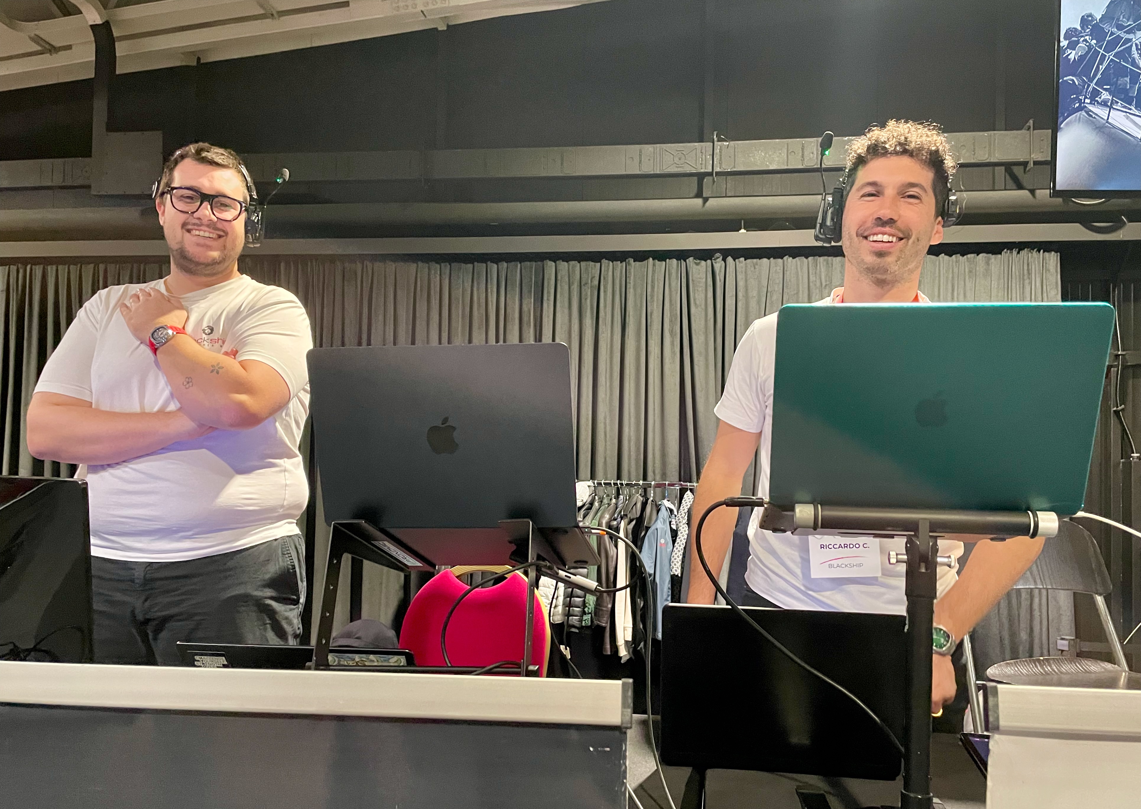 Tre MacBook in sala regia dell’evento