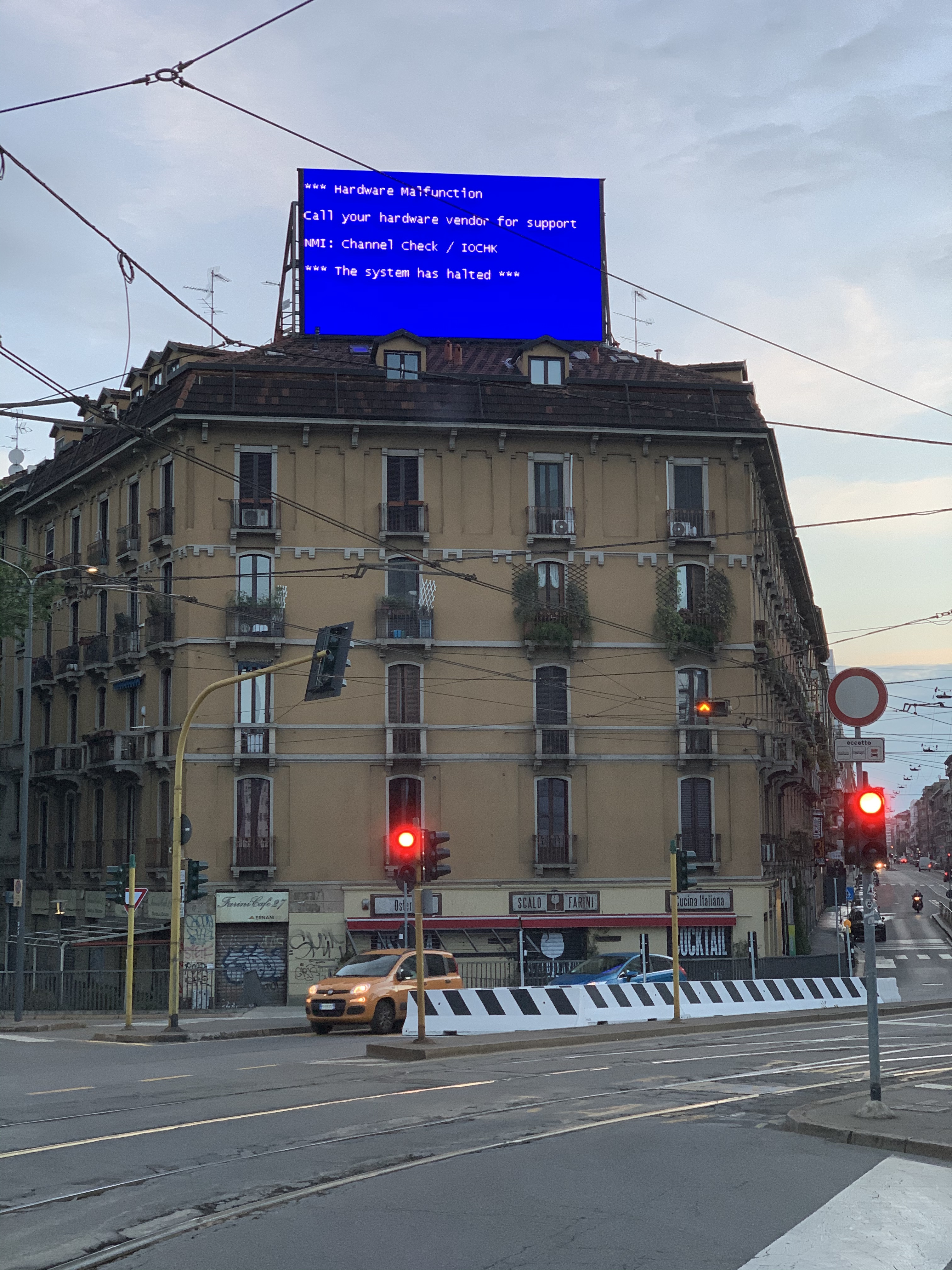Tabellone pubblicitario in via Farini a Milano. Foto di Flavio