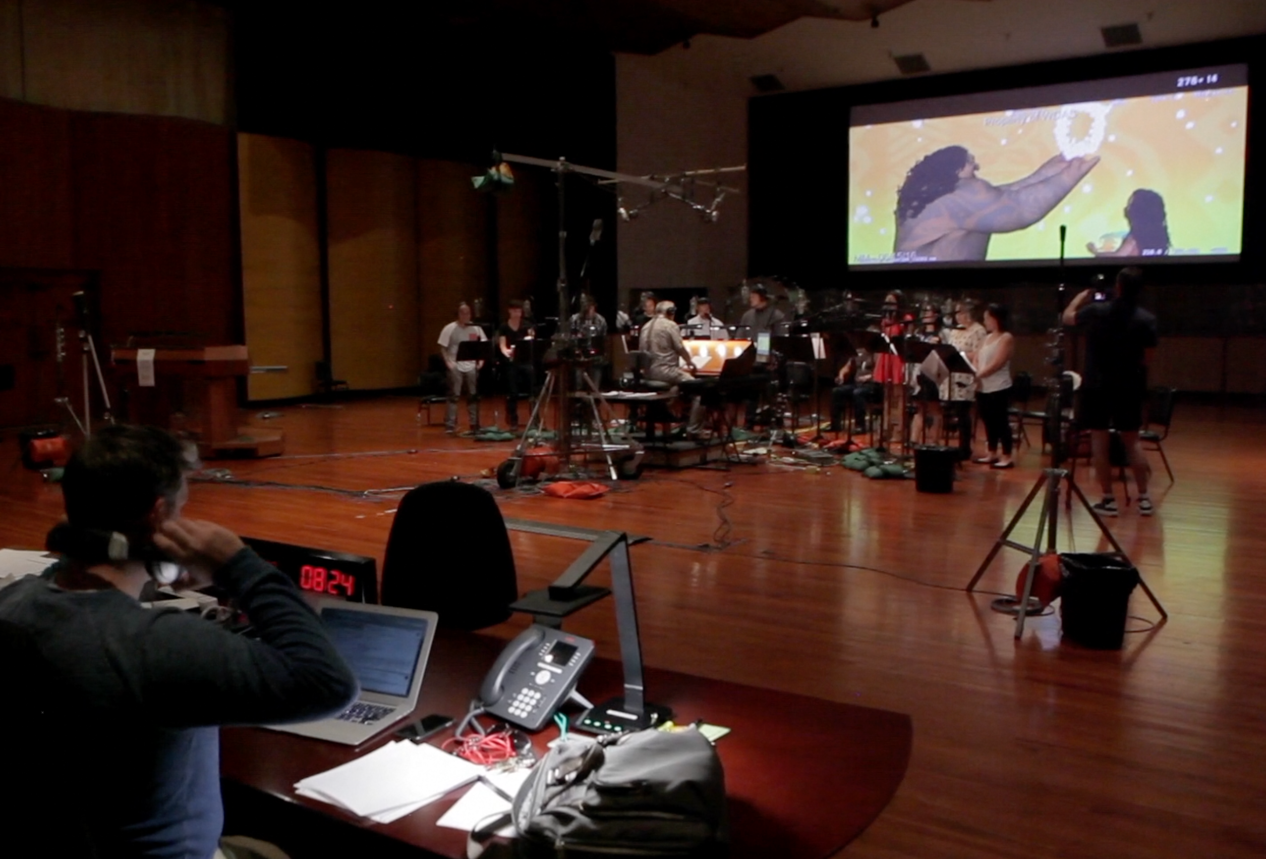 Un momento della registrazione della colonna sonora di Oceania, con un Mac in bella vista