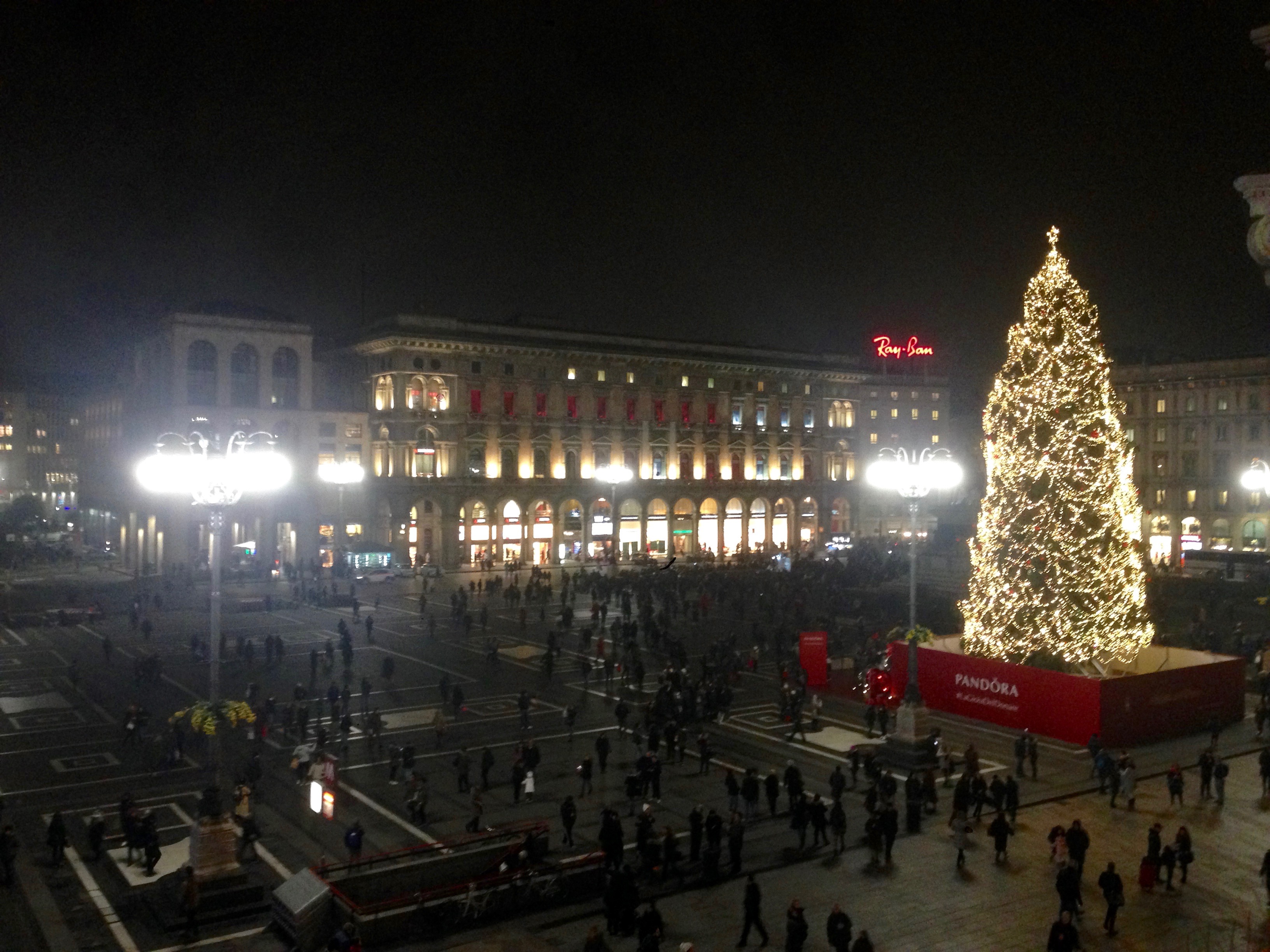 Vista di piazza Duomo a Milano dalla Terrazza Aperol