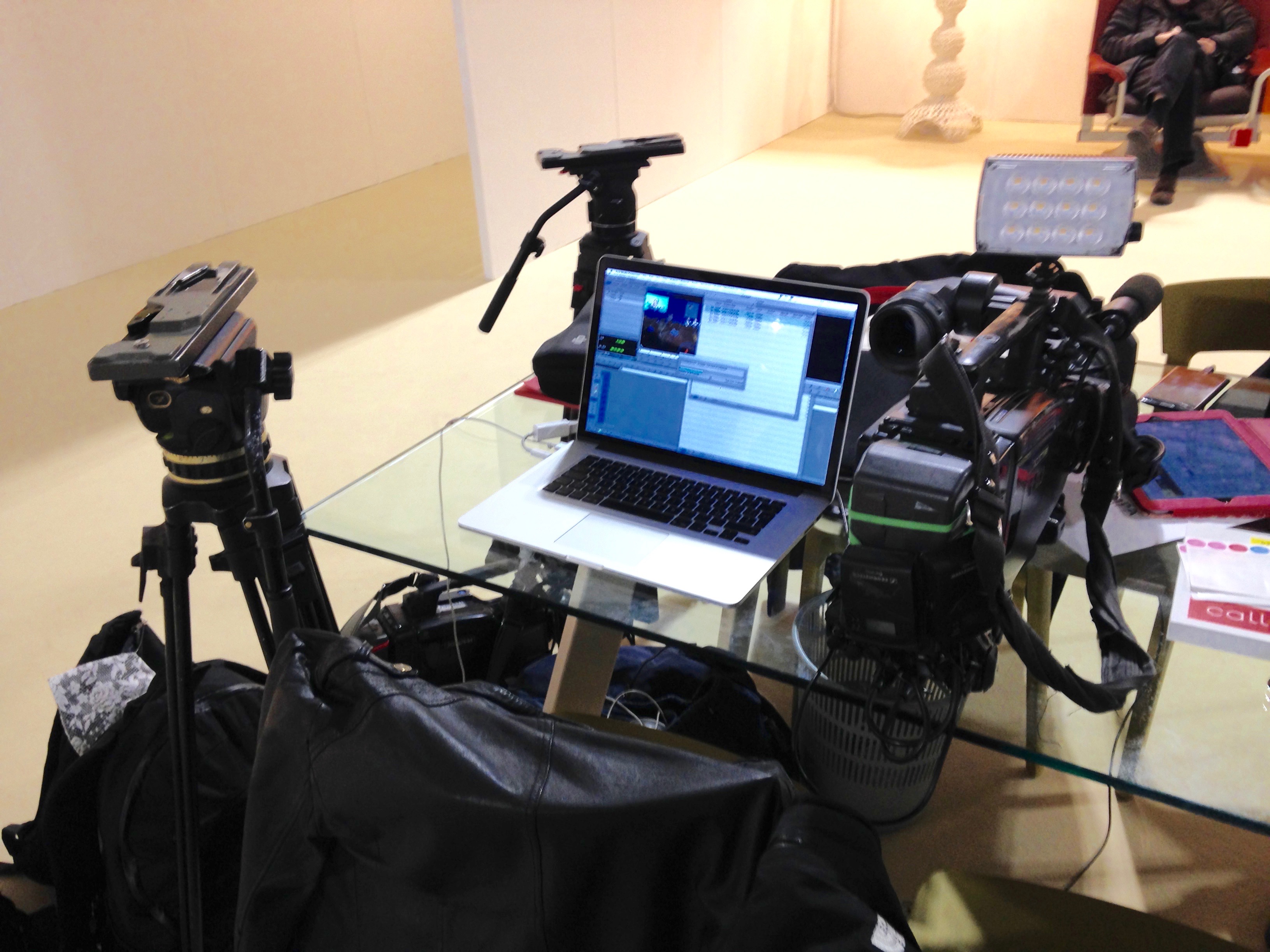 Montaggio professionale su Mac in mezzo a equipaggiamento video professionale